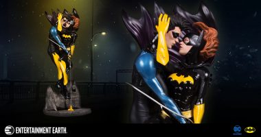 Hang out with This Nightwing and Batgirl Designer Series Statue
